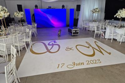 Miniature Location salle Seclin (Nord) - Luminaria #17 Salle moderne avec tables hautes blanches, éclairage coloré et murs vitrés, prête pour un événement.