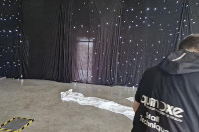 Miniature Location salle Seclin (Nord) - Luminaria #58 Salle moderne avec tables hautes blanches, éclairage coloré et murs vitrés, prête pour un événement.