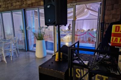 Miniature Location salle Seclin (Nord) - Luminaria #48 Salle moderne avec tables hautes blanches, éclairage coloré et murs vitrés, prête pour un événement.