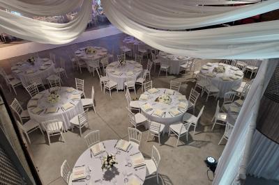 Miniature Location salle Seclin (Nord) - Luminaria #50 Salle moderne avec tables hautes blanches, éclairage coloré et murs vitrés, prête pour un événement.