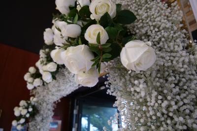 Miniature Location salle Seclin (Nord) - Luminaria #53 Salle moderne avec tables hautes blanches, éclairage coloré et murs vitrés, prête pour un événement.