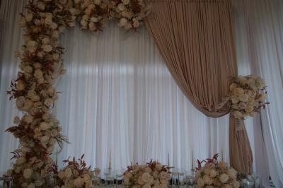 Miniature Location salle Seclin (Nord) - Luminaria #54 Salle moderne avec tables hautes blanches, éclairage coloré et murs vitrés, prête pour un événement.