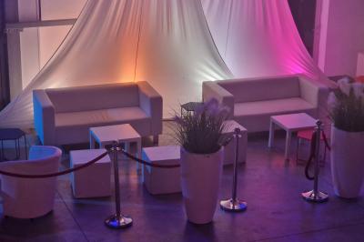 Miniature Location salle Seclin (Nord) - Luminaria #79 Salle moderne avec tables hautes blanches, éclairage coloré et murs vitrés, prête pour un événement.