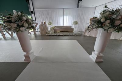 Miniature Location salle Seclin (Nord) - Luminaria #45 Salle moderne avec tables hautes blanches, éclairage coloré et murs vitrés, prête pour un événement.