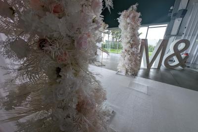 Miniature Location salle Seclin (Nord) - Luminaria #60 Salle moderne avec tables hautes blanches, éclairage coloré et murs vitrés, prête pour un événement.