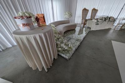 Miniature Location salle Seclin (Nord) - Luminaria #61 Salle moderne avec tables hautes blanches, éclairage coloré et murs vitrés, prête pour un événement.