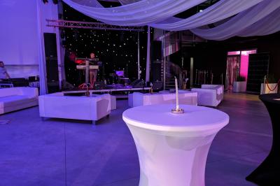 Miniature Location salle Seclin (Nord) - Luminaria #83 Salle moderne avec tables hautes blanches, éclairage coloré et murs vitrés, prête pour un événement.