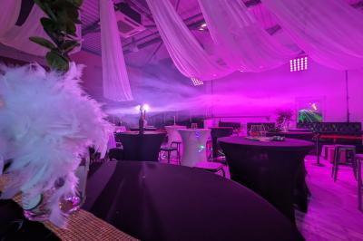 Miniature Location salle Seclin (Nord) - Luminaria #88 Salle moderne avec tables hautes blanches, éclairage coloré et murs vitrés, prête pour un événement.