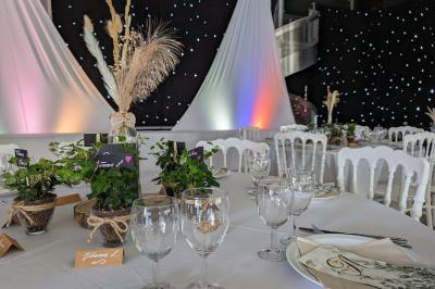 Miniature Location salle Seclin (Nord) - Luminaria #80 Salle moderne avec tables hautes blanches, éclairage coloré et murs vitrés, prête pour un événement.