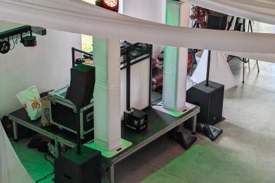 Miniature Location salle Seclin (Nord) - Luminaria #72 Salle moderne avec tables hautes blanches, éclairage coloré et murs vitrés, prête pour un événement.