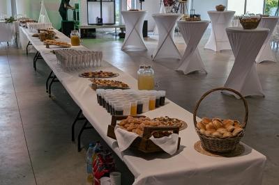 Miniature Location salle Seclin (Nord) - Luminaria #74 Salle moderne avec tables hautes blanches, éclairage coloré et murs vitrés, prête pour un événement.