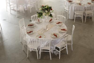 Miniature Location salle Seclin (Nord) - Luminaria #25 Salle moderne avec tables hautes blanches, éclairage coloré et murs vitrés, prête pour un événement.