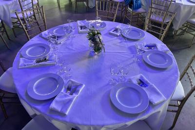 Miniature Location salle Seclin (Nord) - Luminaria #81 Salle moderne avec tables hautes blanches, éclairage coloré et murs vitrés, prête pour un événement.