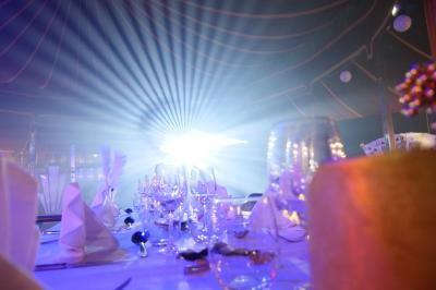 Miniature Location salle Seclin (Nord) - Luminaria #92 Salle moderne avec tables hautes blanches, éclairage coloré et murs vitrés, prête pour un événement.