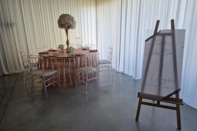 Miniature Location salle Seclin (Nord) - Luminaria #38 Salle moderne avec tables hautes blanches, éclairage coloré et murs vitrés, prête pour un événement.