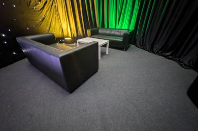 Miniature Location salle Seclin (Nord) - Luminaria #91 Salle moderne avec tables hautes blanches, éclairage coloré et murs vitrés, prête pour un événement.