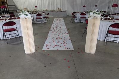 Miniature Location salle Seclin (Nord) - Luminaria #64 Salle moderne avec tables hautes blanches, éclairage coloré et murs vitrés, prête pour un événement.