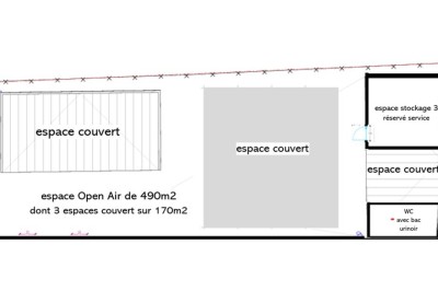 Miniature Location salle Seclin (Nord) - Luminaria #95 Salle moderne avec tables hautes blanches, éclairage coloré et murs vitrés, prête pour un événement.