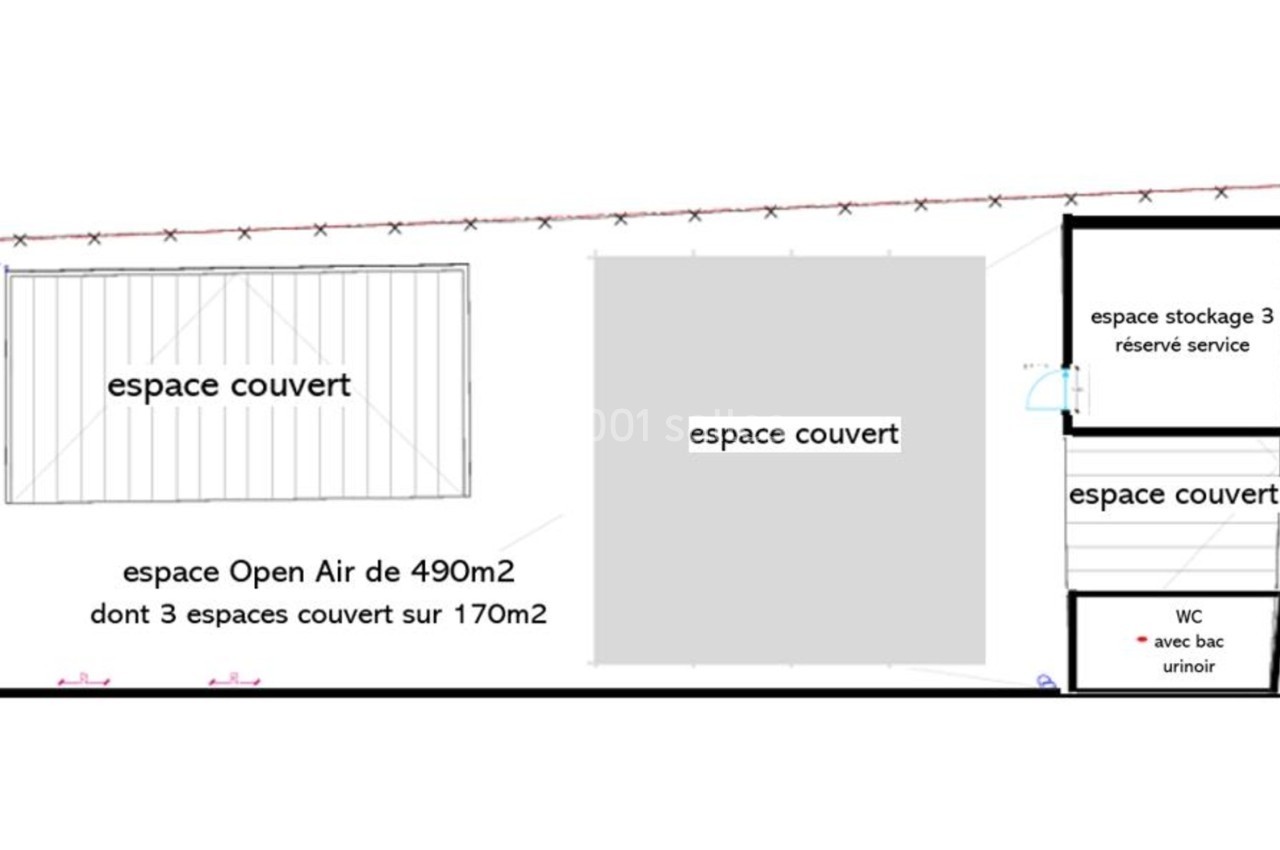 Plan d’un espace comprenant une zone ouverte, deux espaces couverts, un espace de stockage et des sanitaires.