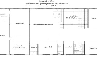 Miniature Location salle Seclin (Nord) - Luminaria #96 Salle moderne avec tables hautes blanches, éclairage coloré et murs vitrés, prête pour un événement.