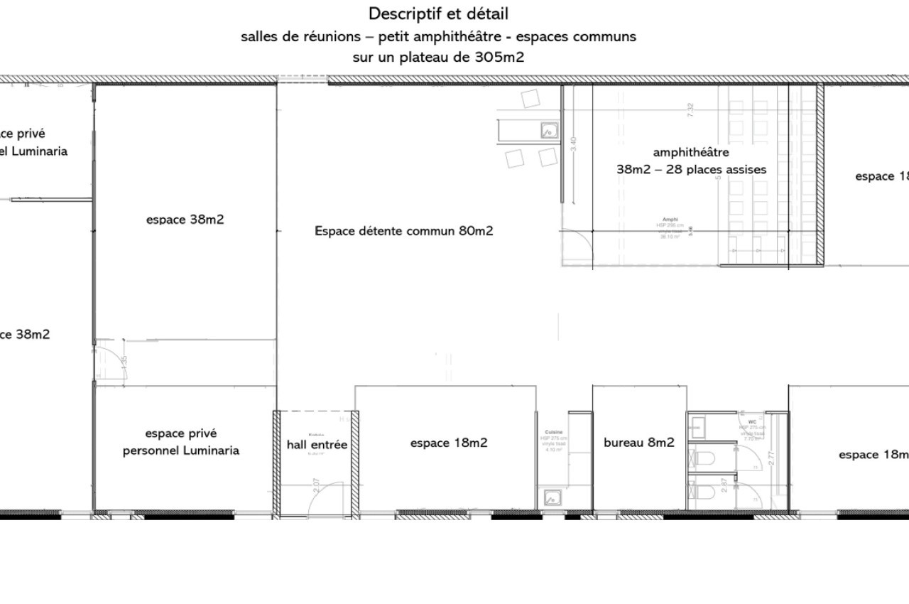 Plan d’un plateau de 305 m² avec salles de réunion, amphithéâtre, espaces privés et communs clairement identifiés.