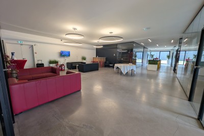 Miniature Location salle Seclin (Nord) - Luminaria #99 Salle moderne avec tables hautes blanches, éclairage coloré et murs vitrés, prête pour un événement.