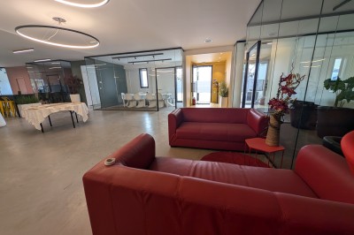 Miniature Location salle Seclin (Nord) - Luminaria #103 Salle moderne avec tables hautes blanches, éclairage coloré et murs vitrés, prête pour un événement.