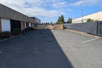 Miniature Location salle Seclin (Nord) - Luminaria #3 Salle moderne avec tables hautes blanches, éclairage coloré et murs vitrés, prête pour un événement.