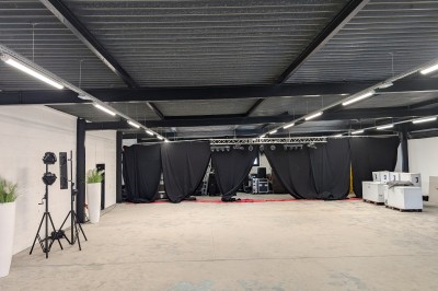 Miniature Location salle Seclin (Nord) - Luminaria #10 Salle moderne avec tables hautes blanches, éclairage coloré et murs vitrés, prête pour un événement.