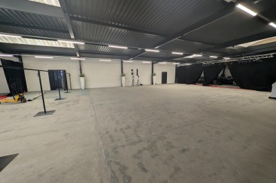 Miniature Location salle Seclin (Nord) - Luminaria #11 Salle moderne avec tables hautes blanches, éclairage coloré et murs vitrés, prête pour un événement.