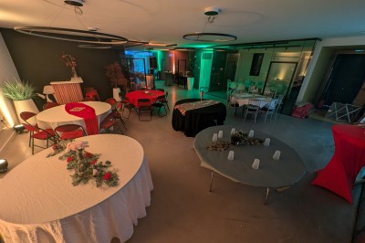 Miniature Location salle Seclin (Nord) - Luminaria #109 Salle moderne avec tables hautes blanches, éclairage coloré et murs vitrés, prête pour un événement.