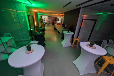 Miniature Location salle Seclin (Nord) - Luminaria #111 Salle moderne avec tables hautes blanches, éclairage coloré et murs vitrés, prête pour un événement.