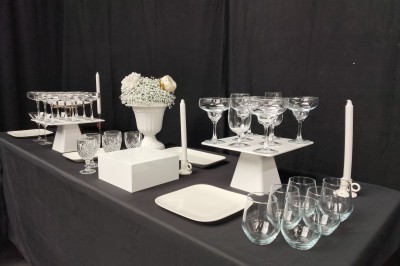 Miniature Location salle Seclin (Nord) - Luminaria #20 Salle moderne avec tables hautes blanches, éclairage coloré et murs vitrés, prête pour un événement.