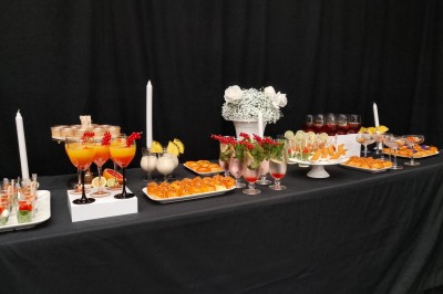 Miniature Location salle Seclin (Nord) - Luminaria #73 Salle moderne avec tables hautes blanches, éclairage coloré et murs vitrés, prête pour un événement.