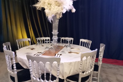 Miniature Location salle Seclin (Nord) - Luminaria #76 Salle moderne avec tables hautes blanches, éclairage coloré et murs vitrés, prête pour un événement.