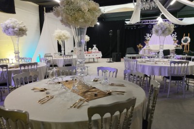 Miniature Location salle Seclin (Nord) - Luminaria #12 Salle moderne avec tables hautes blanches, éclairage coloré et murs vitrés, prête pour un événement.