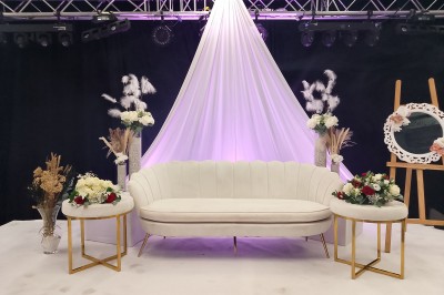 Miniature Location salle Seclin (Nord) - Luminaria #46 Salle moderne avec tables hautes blanches, éclairage coloré et murs vitrés, prête pour un événement.