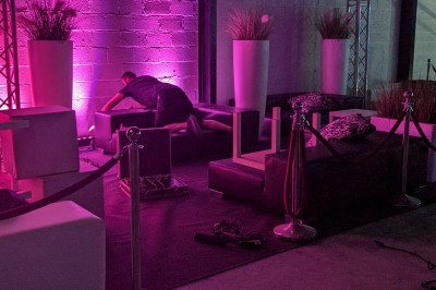 Miniature Location salle Seclin (Nord) - Luminaria #84 Salle moderne avec tables hautes blanches, éclairage coloré et murs vitrés, prête pour un événement.