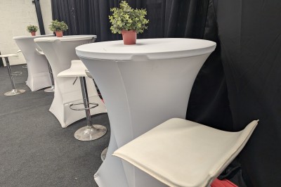 Miniature Location salle Seclin (Nord) - Luminaria #7 Salle moderne avec tables hautes blanches, éclairage coloré et murs vitrés, prête pour un événement.