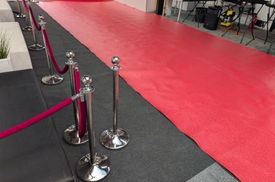 Miniature Location salle Seclin (Nord) - Luminaria #9 Salle moderne avec tables hautes blanches, éclairage coloré et murs vitrés, prête pour un événement.