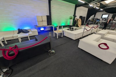 Miniature Location salle Seclin (Nord) - Luminaria #14 Salle moderne avec tables hautes blanches, éclairage coloré et murs vitrés, prête pour un événement.