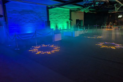 Miniature Location salle Seclin (Nord) - Luminaria #15 Salle moderne avec tables hautes blanches, éclairage coloré et murs vitrés, prête pour un événement.