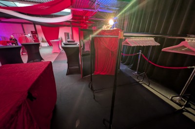 Miniature Location salle Seclin (Nord) - Luminaria #68 Un Père Noël décoratif près d'un sapin orné de boules argentées et de guirlandes rouges, dans un décor festif.