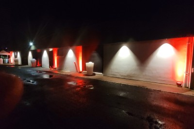 Miniature Location salle Seclin (Nord) - Luminaria #5 Un Père Noël décoratif près d'un sapin orné de boules argentées et de guirlandes rouges, dans un décor festif.