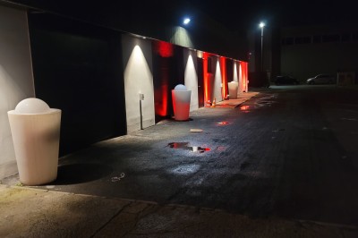 Miniature Location salle Seclin (Nord) - Luminaria #6 Un Père Noël décoratif près d'un sapin orné de boules argentées et de guirlandes rouges, dans un décor festif.