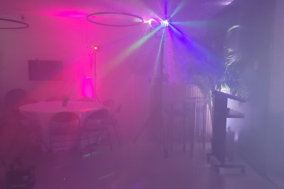 Miniature Location salle Seclin (Nord) - Luminaria #95 Un Père Noël décoratif près d'un sapin orné de boules argentées et de guirlandes rouges, dans un décor festif.