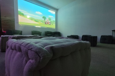 Miniature Location salle Seclin (Nord) - Luminaria #83 Un Père Noël décoratif près d'un sapin orné de boules argentées et de guirlandes rouges, dans un décor festif.