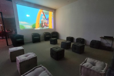 Miniature Location salle Seclin (Nord) - Luminaria #101 Un Père Noël décoratif près d'un sapin orné de boules argentées et de guirlandes rouges, dans un décor festif.