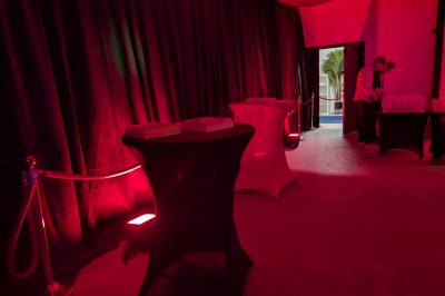 Miniature Location salle Seclin (Nord) - Luminaria #41 Un grand groupe de jeunes assis dehors sur un sol en béton, près de bâtiments sous un ciel nuageux.