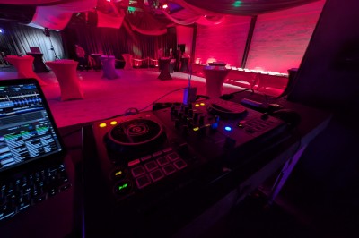 Miniature Location salle Seclin (Nord) - Luminaria #110 Un grand groupe de jeunes assis dehors sur un sol en béton, près de bâtiments sous un ciel nuageux.